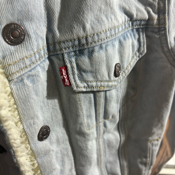 Levi's Light Wash Big E Denim Jacket with Cream Sherpa Collar Lining Size Small - Picture 10 of 16